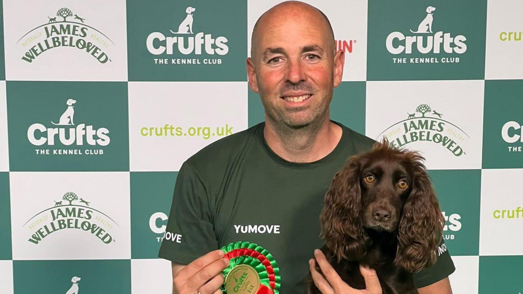 Jesús Fernández junto a Baileys con el premio del Crufts