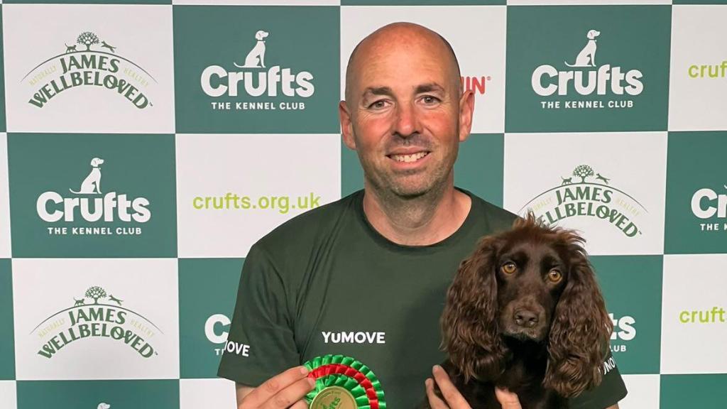 Jesús Fernández junto a Baileys con el premio del Crufts
