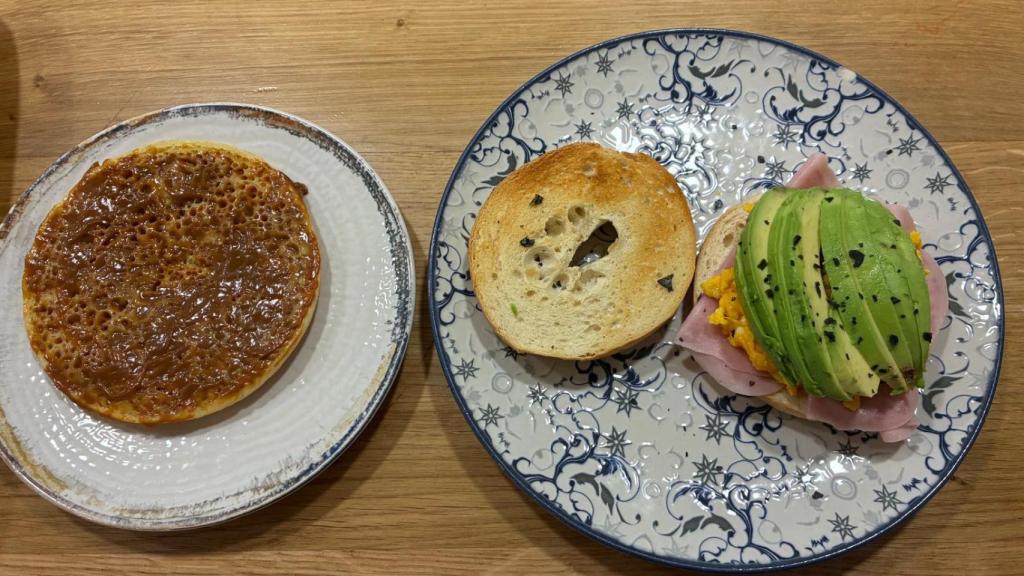 Bagrir con crema de Lotus y bagel con huevo revuelto, aguacate y jamón york