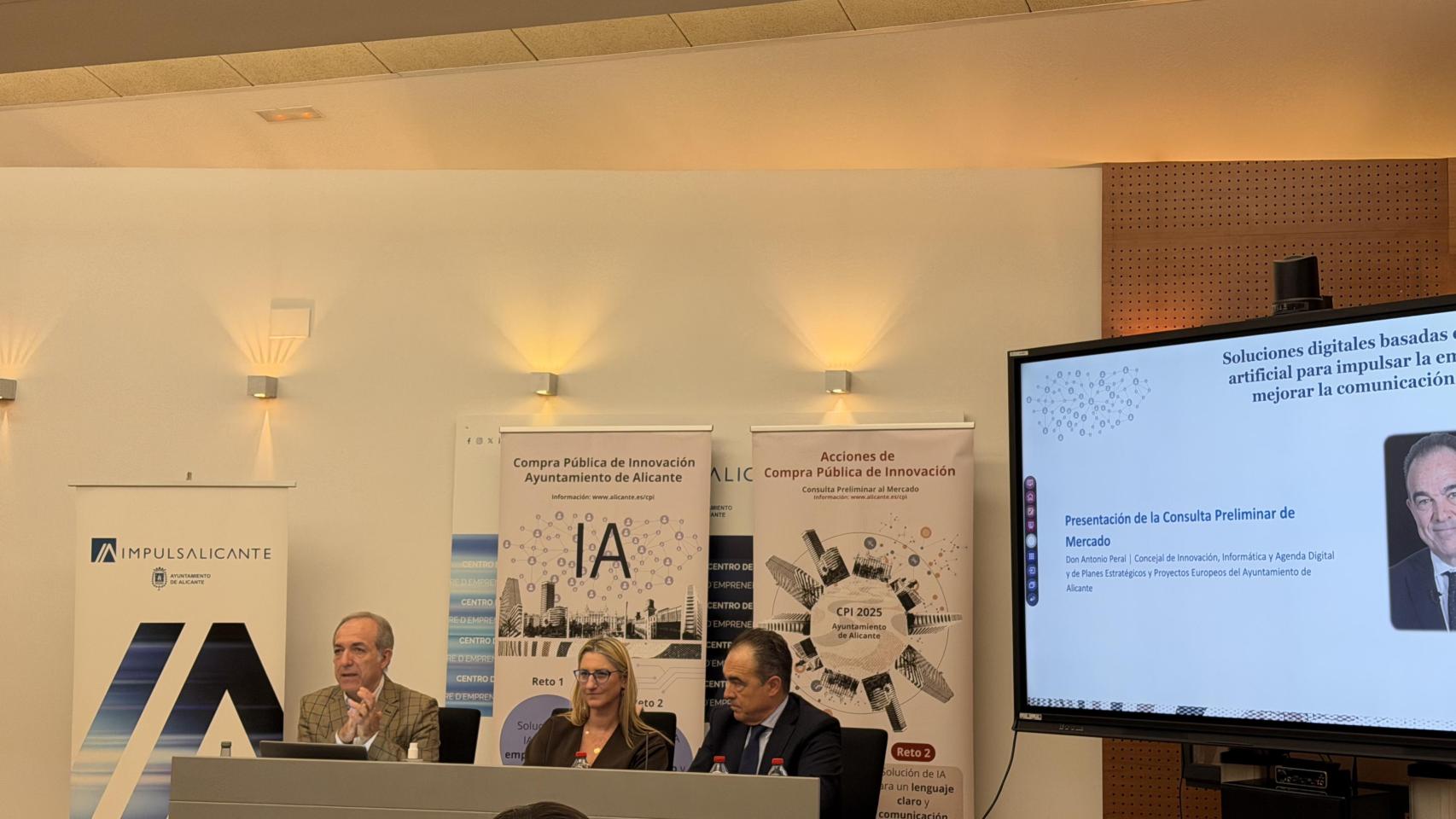 De izquierda a derecha, Juan Melero (Unidad de Gestión de CPI), María del Carmen de España (concejala de Empleo y Fomento) y Antonio Peral (concejal de Innovación).