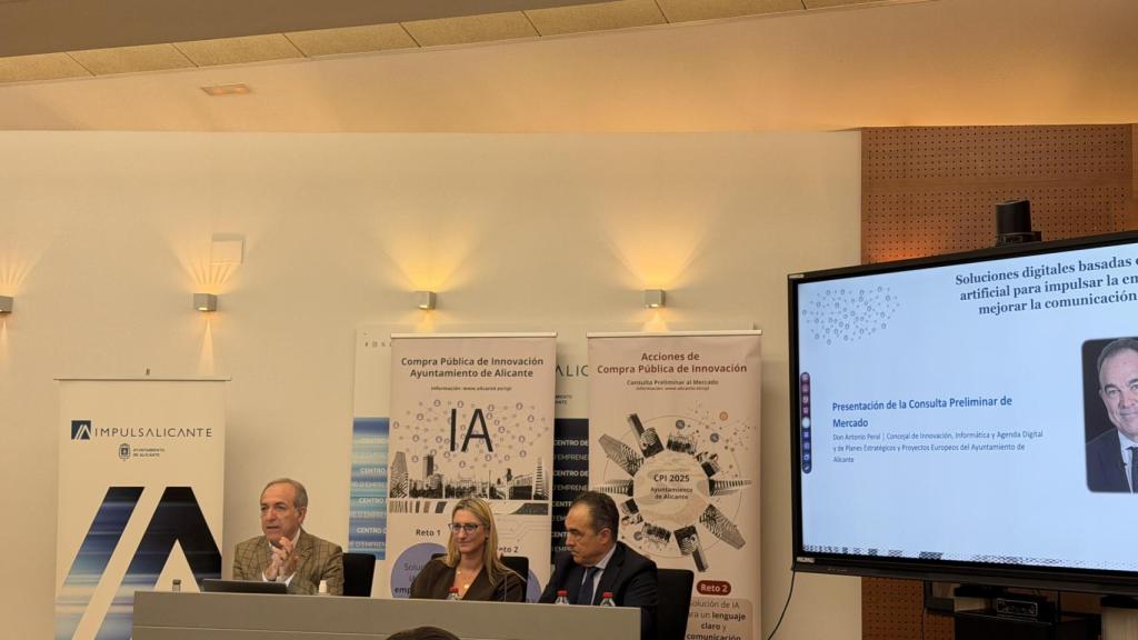 De izquierda a derecha, Juan Melero (Unidad de Gestión de CPI), María del Carmen de España (concejala de Empleo y Fomento) y Antonio Peral (concejal de Innovación).