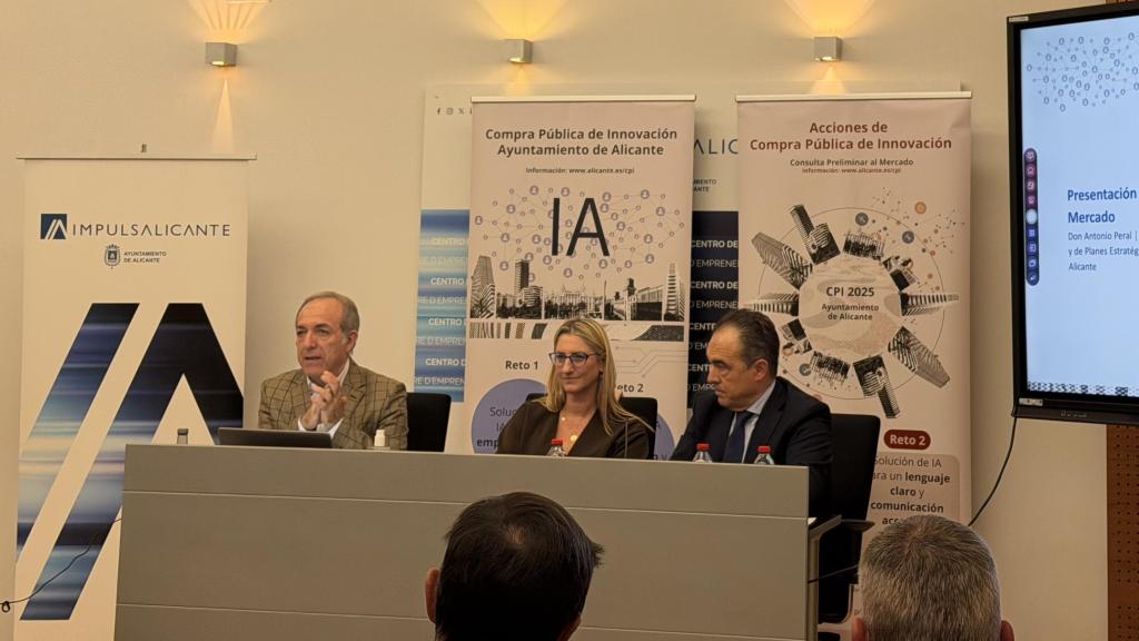 De izquierda a derecha, Juan Melero (Unidad de Gestión de CPI), María del Carmen de España (concejala de Empleo y Fomento) y Antonio Peral (concejal de Innovación).