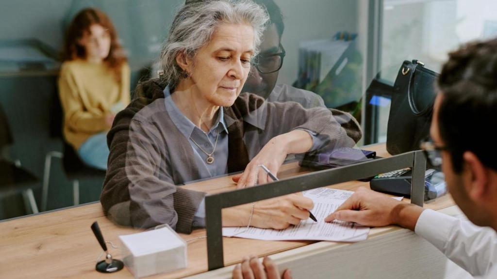 Los pensionistas esperan el día de la primera paga.