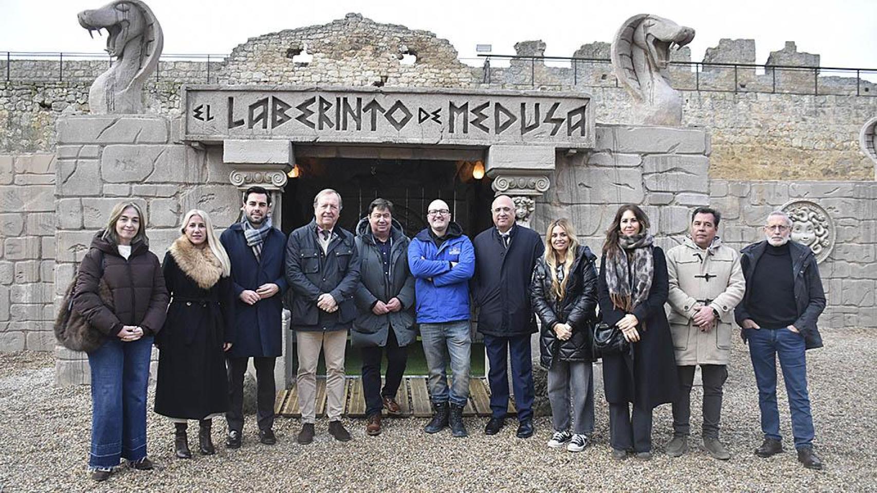 Foto de familia de la presentación del nuevo Laberinto de Medusa en Trigueros del Valle.