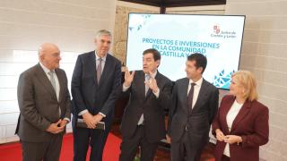 El presidente de la Junta de Castilla y León, Alfonso Fernández Mañueco; el presidente ejecutivo de Indra Group, Ángel Escribano; y el CEO de Indra Group, José Vicente de los Mozos, informan sobre el Plan de inversiones de Indra en Castilla y León y la colaboración de la administración autonómica.