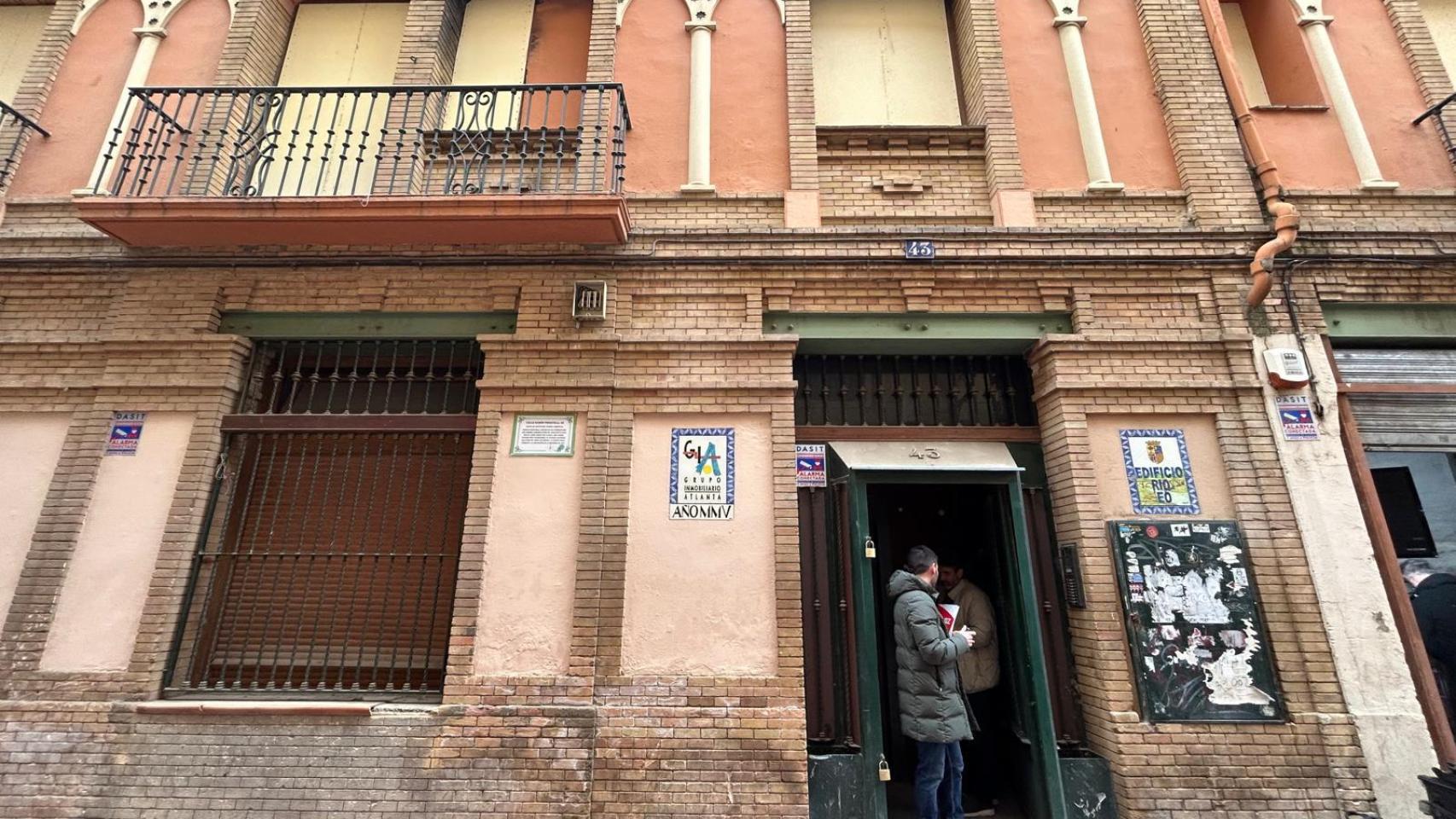 Fachada del edificio número 43, en Zamoray-Pignatelli.