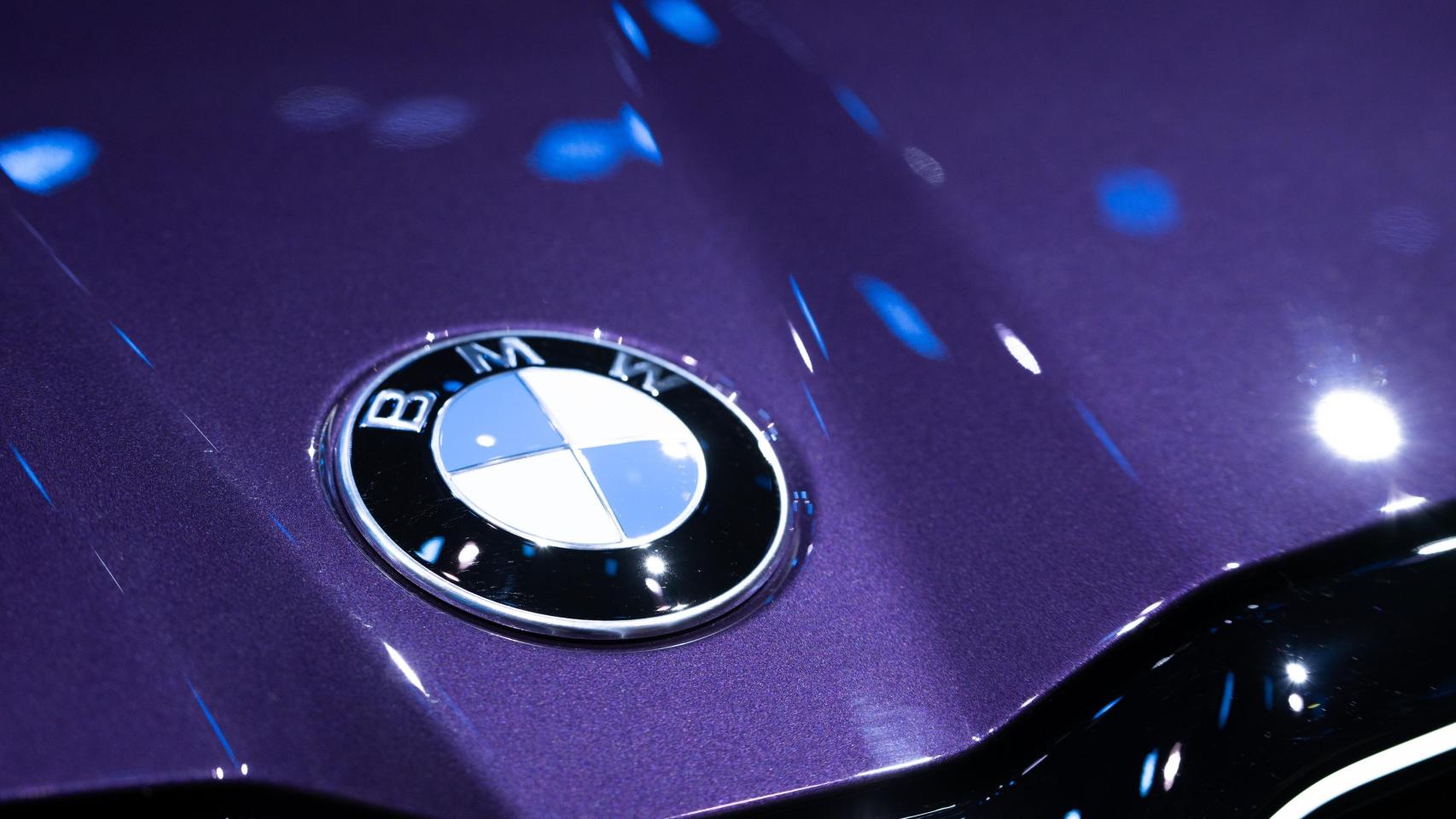 Logo de BMW en un coche de la marca.