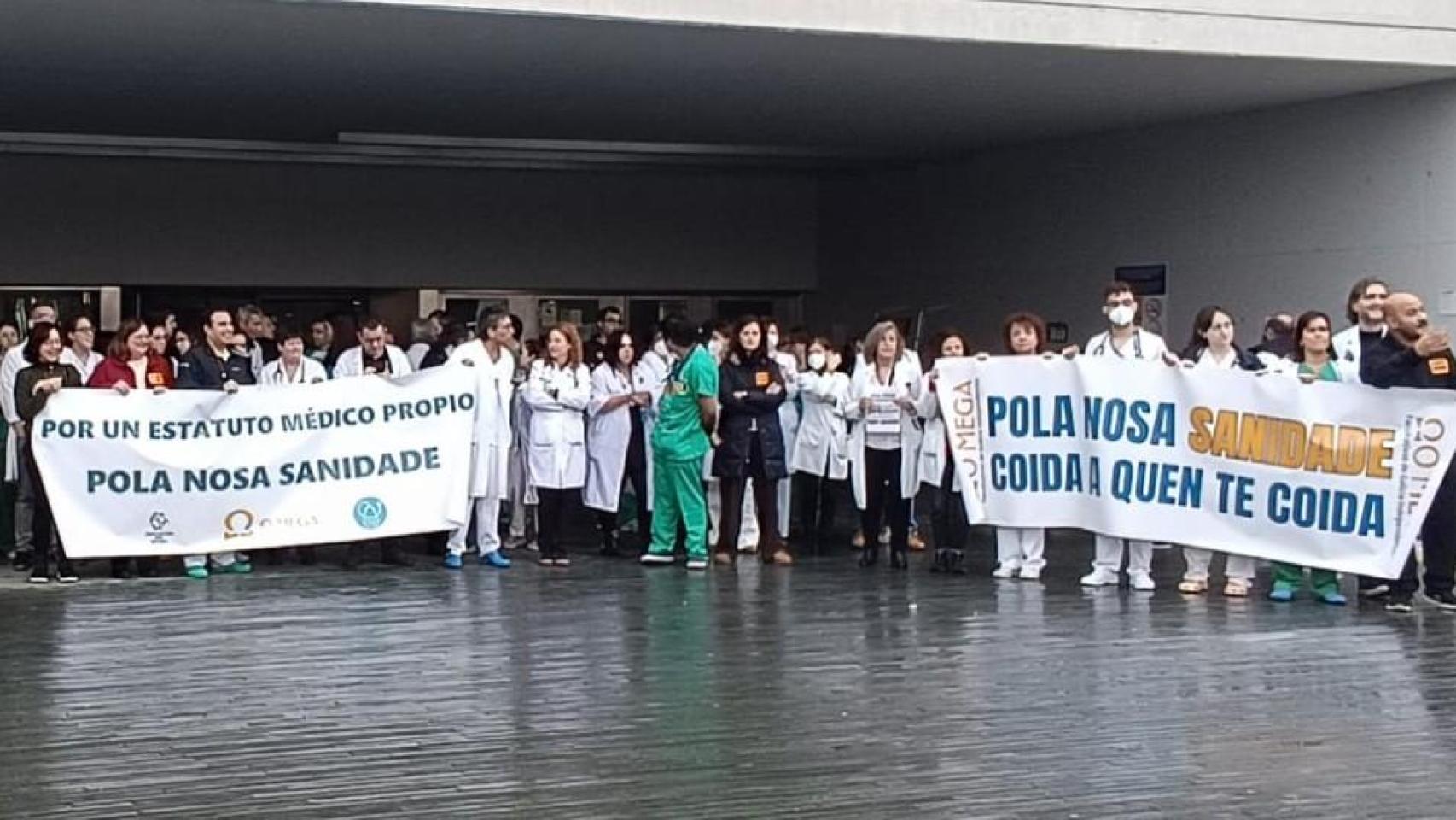 Concentración frente al HULA de Lugo en la primera jornada de huelga de médicos en Galicia