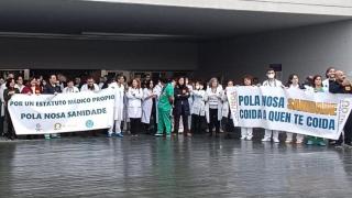 Concentración frente al HULA de Lugo en la primera jornada de huelga de médicos en Galicia