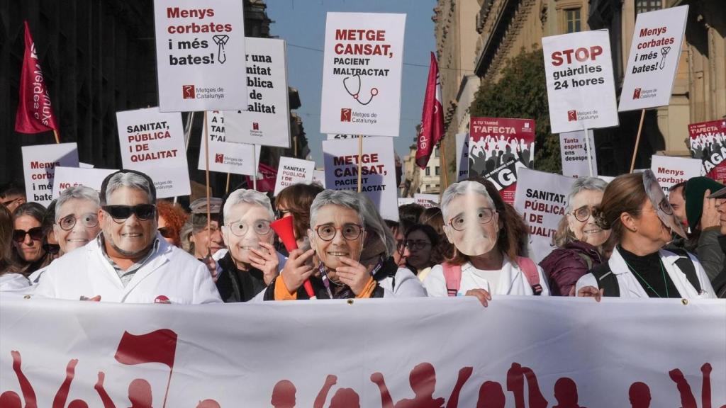 Médicos durante la manifestación de Metges en Barcelona (Cataluña) este miércoles 14.
