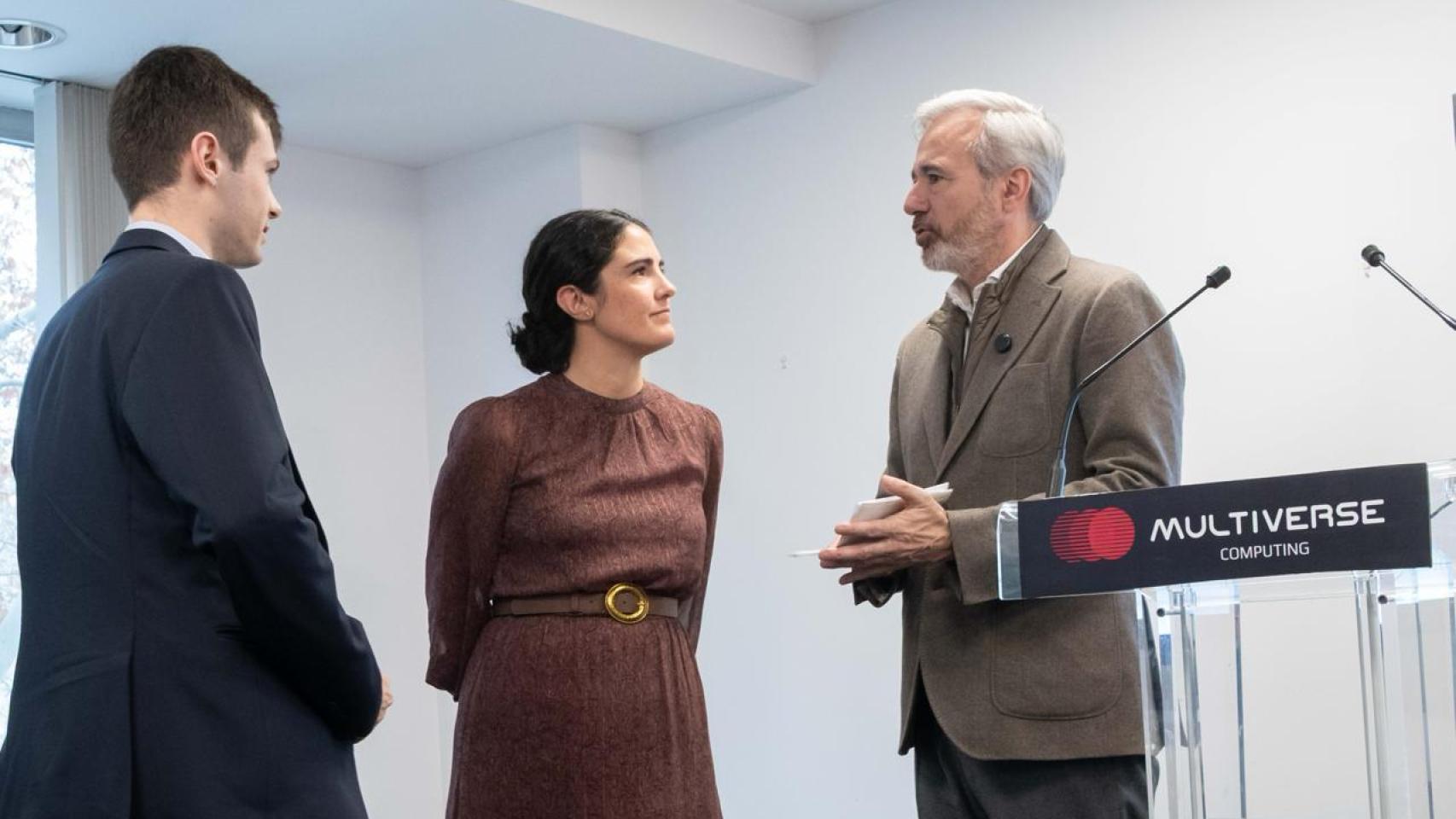 Jorge Azcón, junto a los responsables de Multiverse Computing