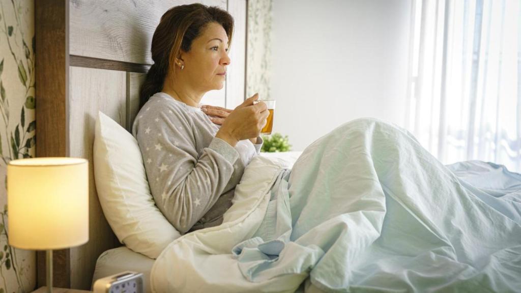 Imagen de ilustración de una mujer enferma.