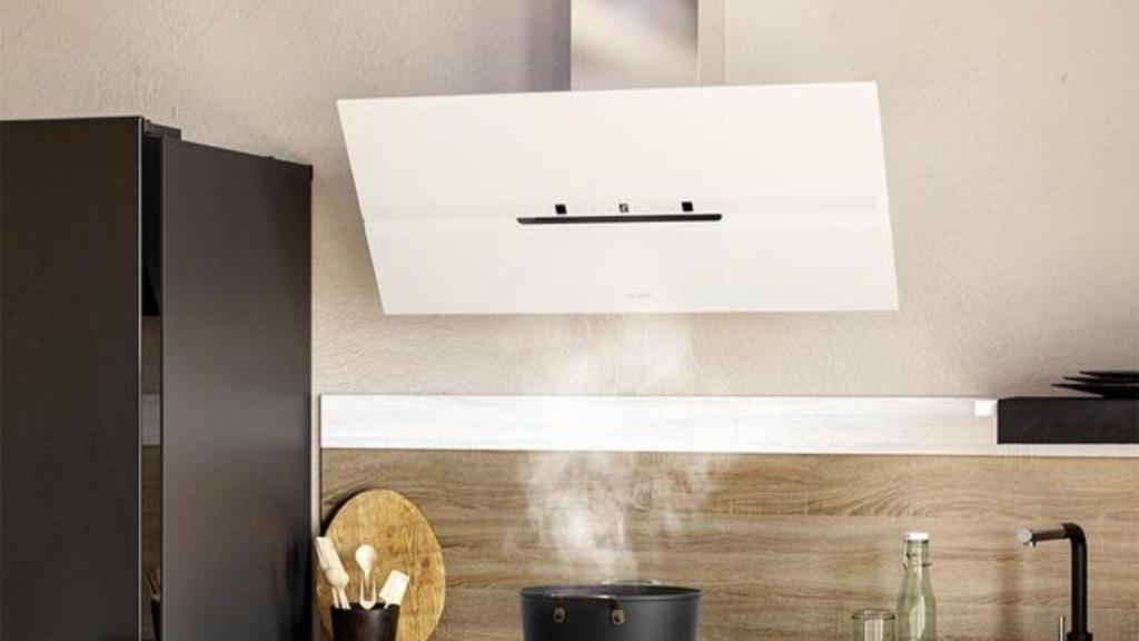 Tendencia deco para 2026: todas las cocinas modernas tienen ya esta campana extractora minimalista y eficiente