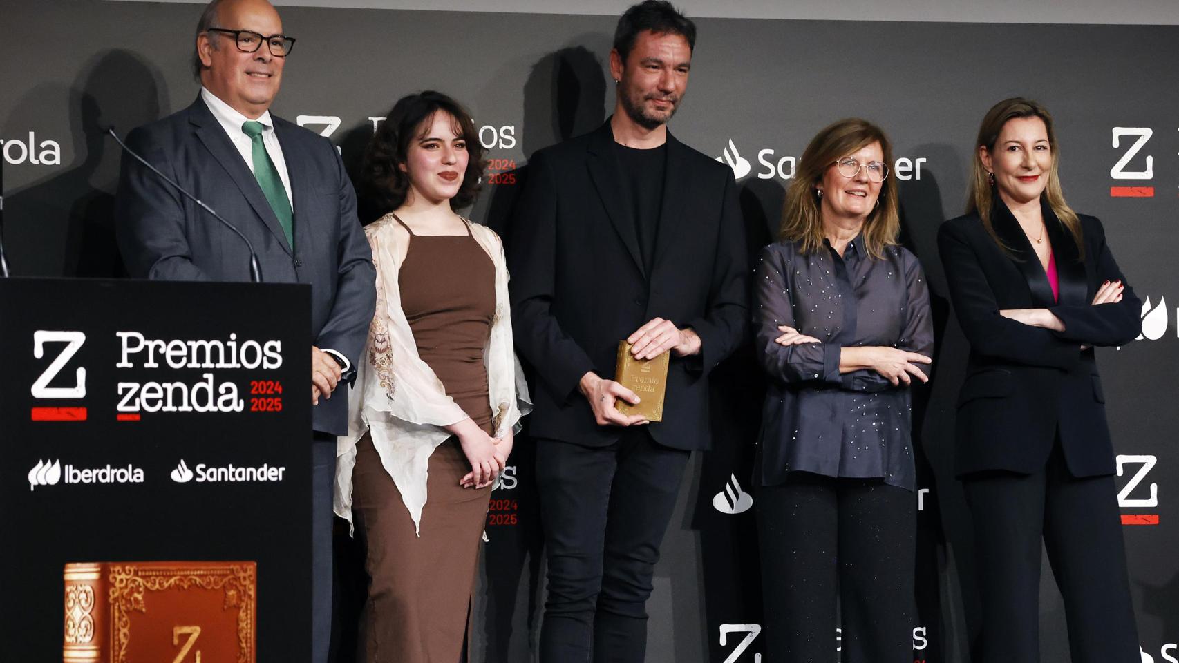 Mario Ruiz Tagle, CEO de Iberdrola España, entrega el Premio Zenda Librería a Letras Corsarias.
