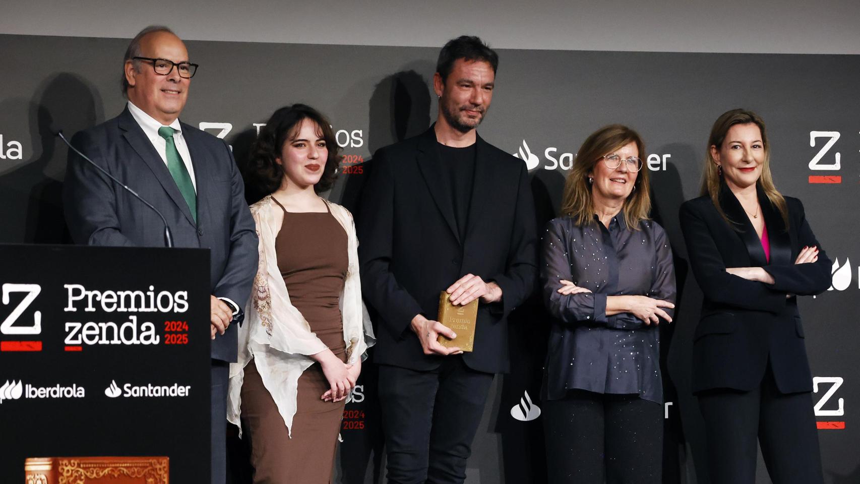 Mario Ruiz Tagle, CEO de Iberdrola España, entrega el Premio Zenda Librería a Letras Corsarias.