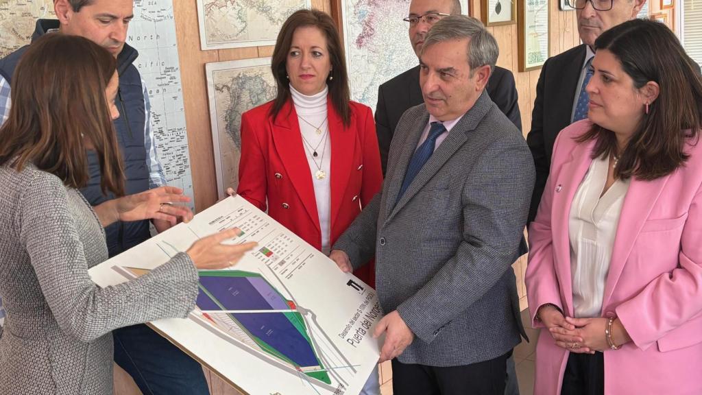 El consejero de Movilidad y Transformación Digital, José Luis Sanz Merino, visita el Centro de Transportes y Logística de Benavente