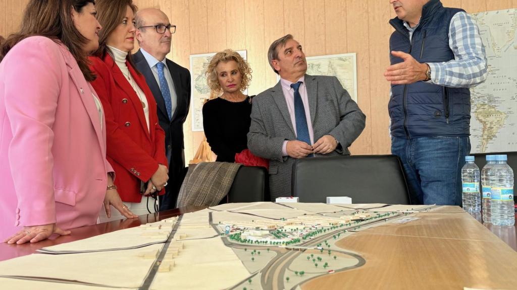 El consejero de Movilidad y Transformación Digital, José Luis Sanz Merino, visita el Centro de Transportes y Logística de Benavente