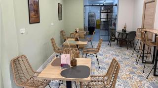 Imagen de la cafetería de Madapan con el obrador al fondo.