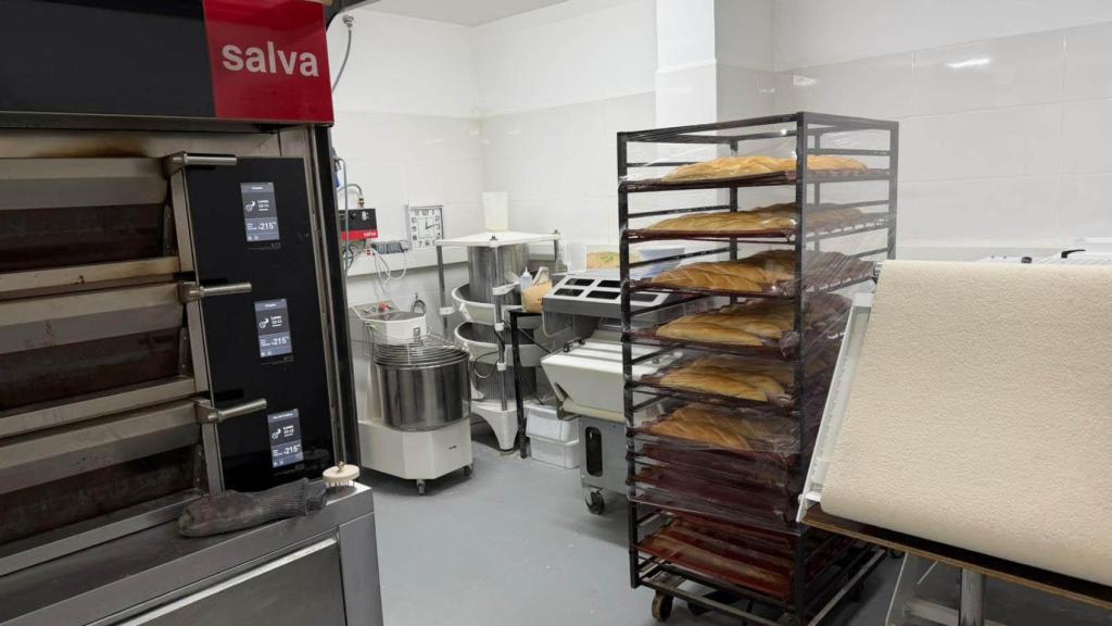 Barras de pan recién hechas en el obrador de Madapan.