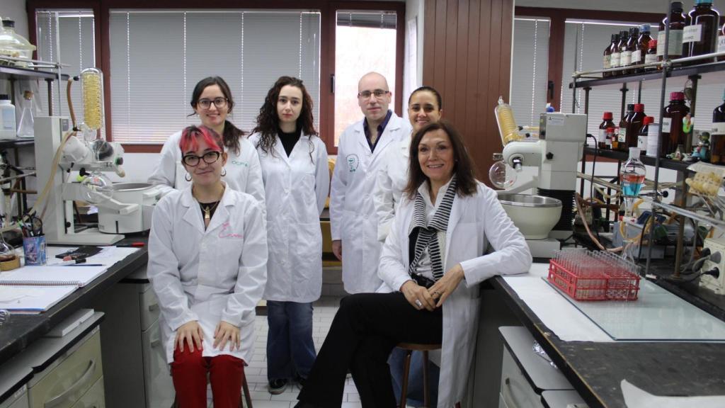 A la derecha, la catedrática  Esther del Olmo con miembros del grupo de investigación