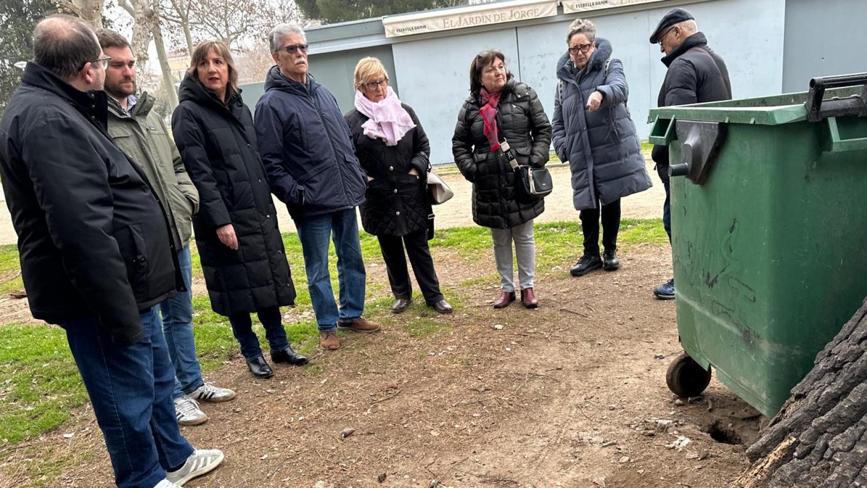 La socialista, Lola Ranera, esta mañana con los vecinos del Arrabal.