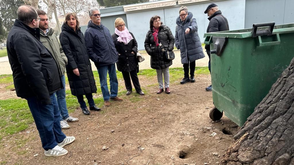 La socialista, Lola Ranera, esta mañana con los vecinos del Arrabal.