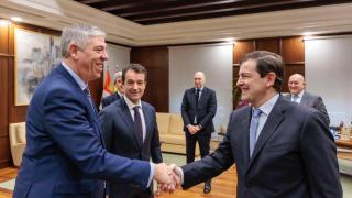El CEO de Indra, José Vicente de los Mozos (I), el presidente de Indra, Ángel Escribano (C), junto al presidente de Castilla y León, Alfonso Fernández Mañueco
