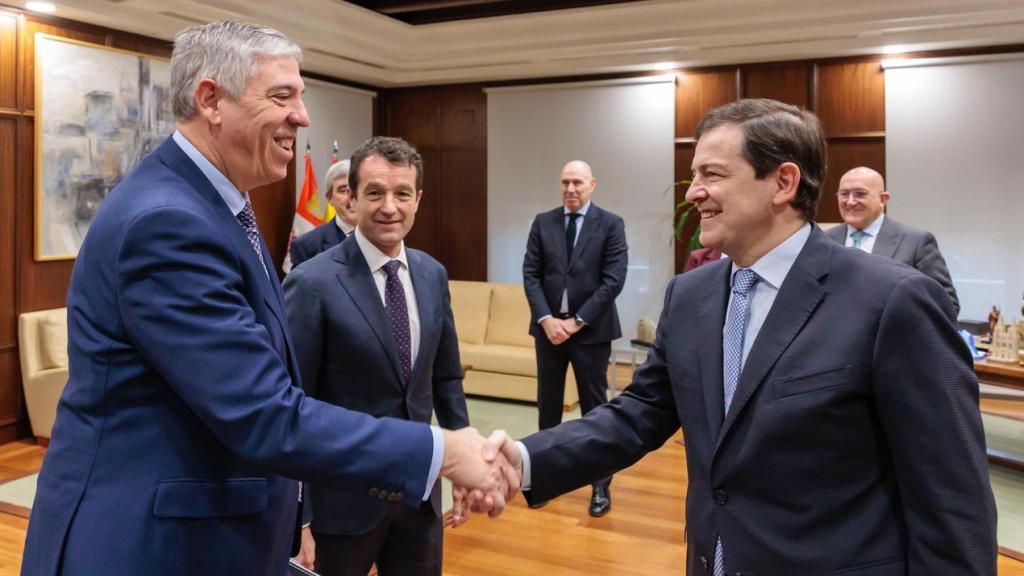 El CEO de Indra, José Vicente de los Mozos (I), el presidente de Indra, Ángel Escribano (C), junto al presidente de Castilla y León, Alfonso Fernández Mañueco