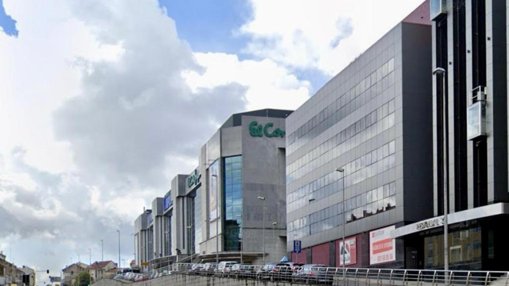 Denuncian sanciones a una trabajadora de Santiago por cuidar a un familiar grave