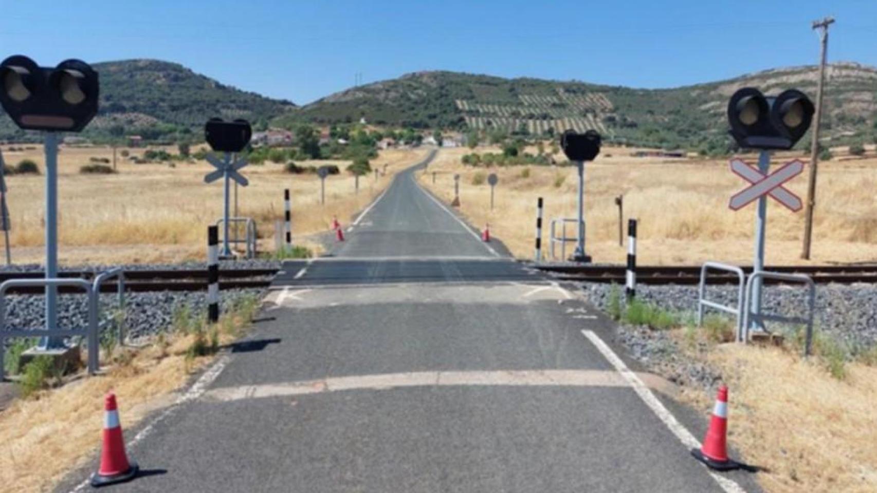 Paso a nivel en Almodóvar del Campo (Ciudad Real). Foto: Adif.