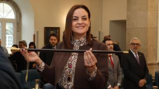 Carmela López recogiendo el bastón de mando provincial.