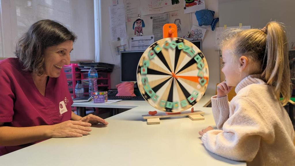 Ana, logopeda en APSA, junto a Abril en una sesión.