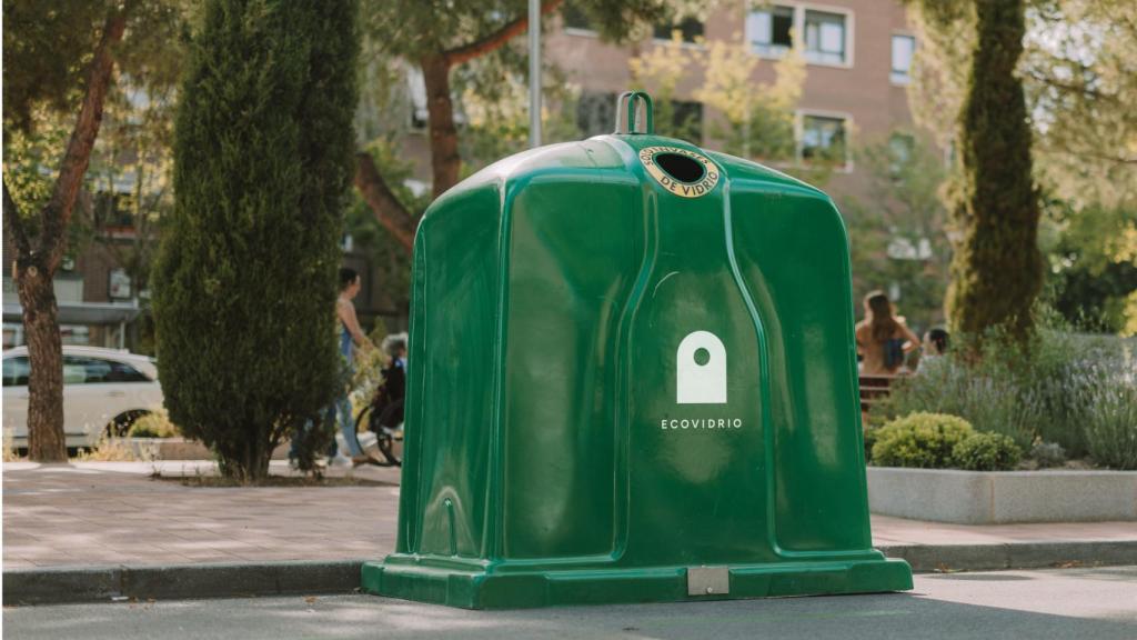 Contenedor verde de vidrio.