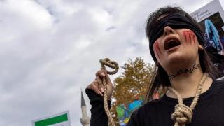 Imagen de archivo de una protesta contra la pena capital, en apoyo a los manifestantes por la muerte de Mahsa Amini.