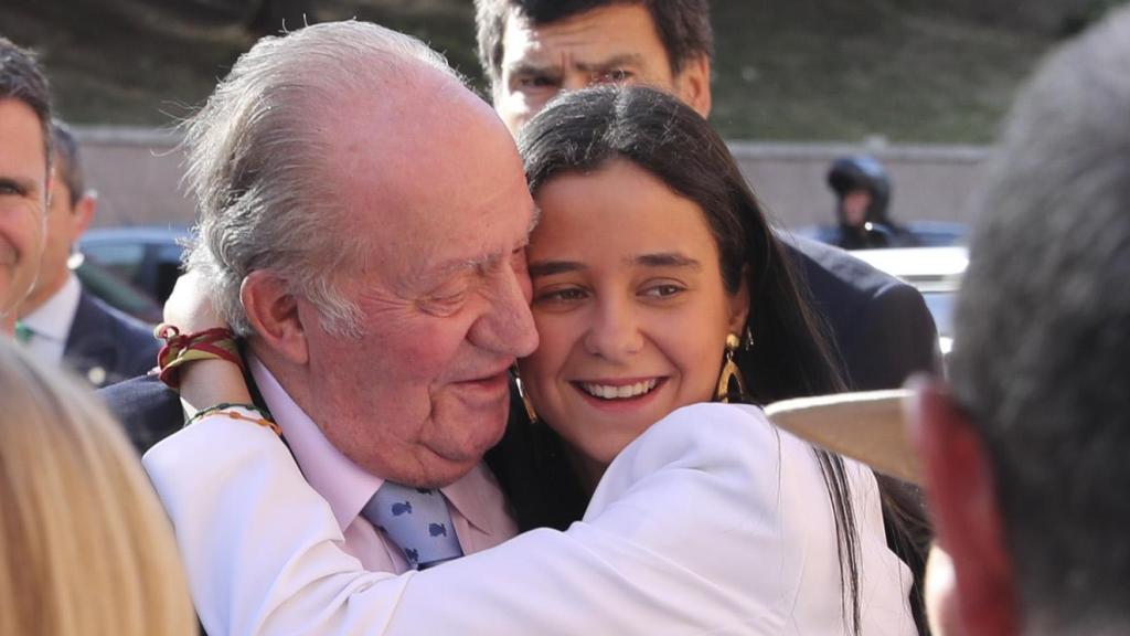 Victoria Federica, con el rey Juan Carlos I, en la Feria de San Isidro de 2019.