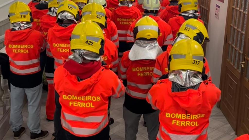 Imagen de los bomberos de Ferrol, fuera de la reunión celebrada.