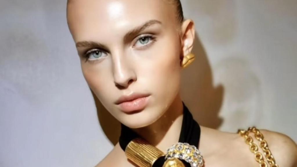 Uno de sus trabajos para Schiaparelli para la temporada SS25.