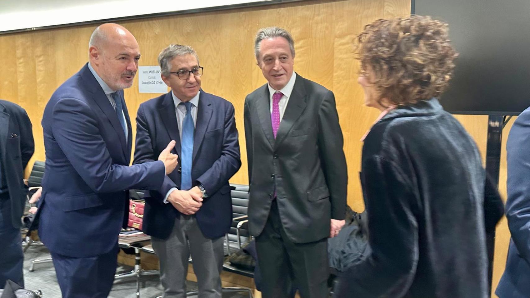 Eusebio Monzó y José Antonio Rovira saludan a la ministra de Hacienda, María Jesús Montero. EE