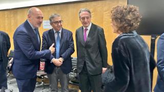 Eusebio Monzó y José Antonio Rovira saludan a la ministra de Hacienda, María Jesús Montero. EE