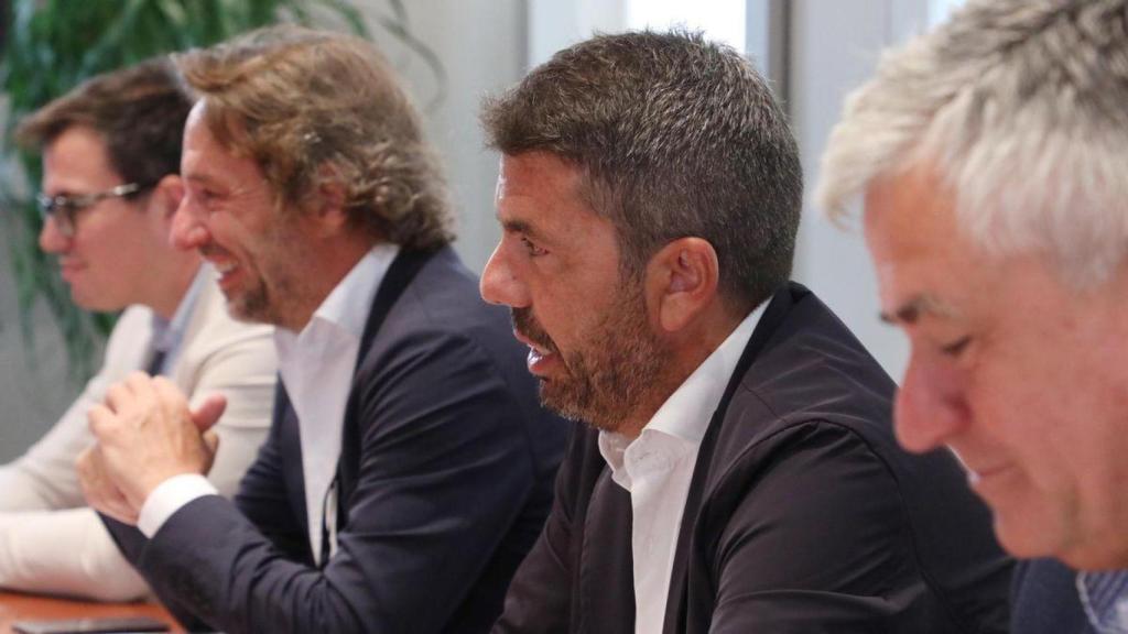 Carlos Mazón, junto al que fuera su equipo de Presidencia; al fondo, Cayetano García. GVA