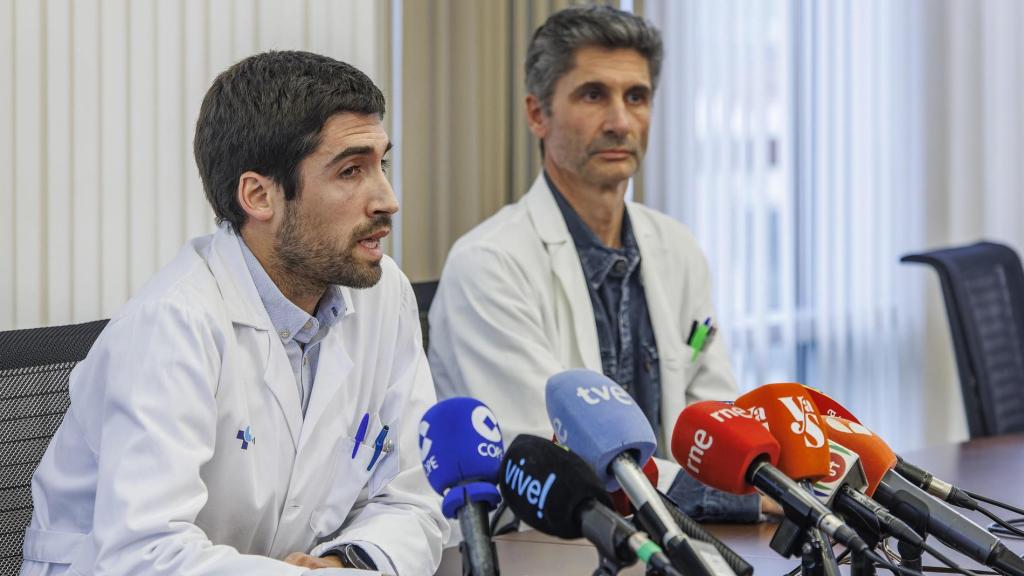 El gerente del Hospital Universitario de Burgos, Carlos Cartón (i), y el jefe del Servicio de Oncología, Enrique Lastra (d), durante la rueda de prensa ofrecida este martes.