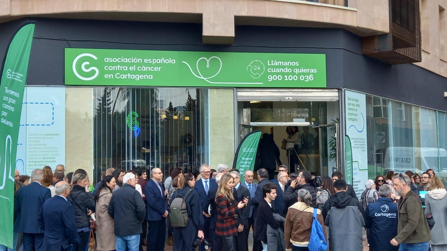 Expectación en la inauguración de la nueva Asociación Contra el Cáncer en Cartagena