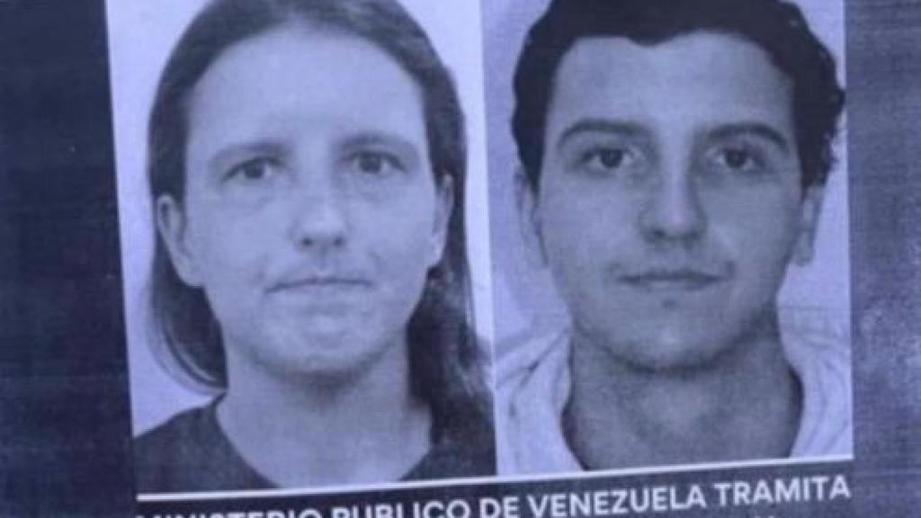 Uno de los carteles pegados por San Fernando de Henares (Madrid) que muestra el rostro de los dos delincuentes.