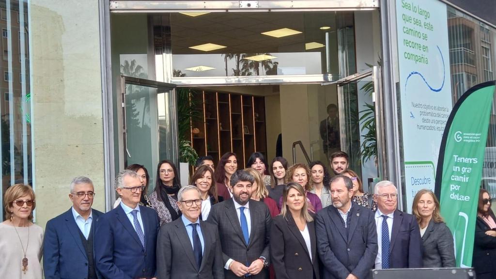 Las personalidades que asistieron al evento junto a la entrada de la Asociación