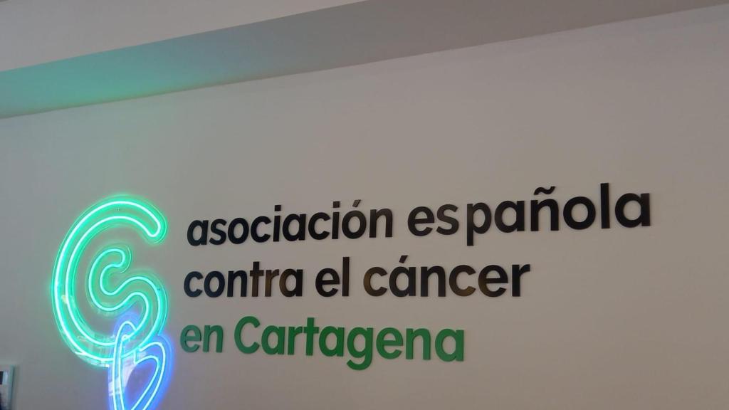 Imagen corporativa de la AECC en sus instalaciones de Cartagena