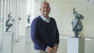 El alcalde Raúl Llobell, en Auditori Teulada Moraira, con las esculturas 'Clio's Dream' y 'Galene', de Coderch & Malavia