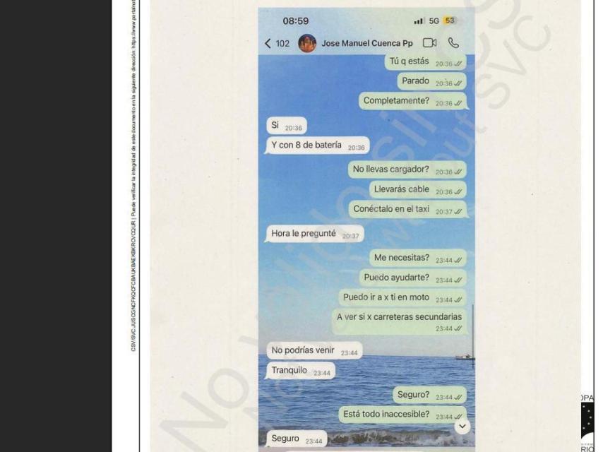 Wasaps entre Cayetano García y José Manuel Cuenca tras el envío de la alerta. EE