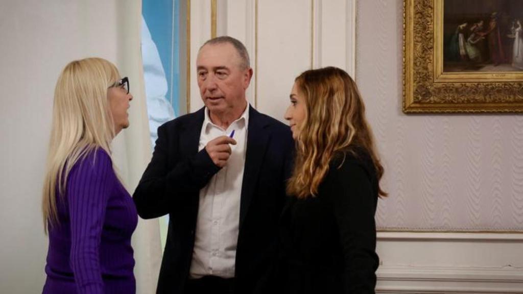 El portavoz de Compromís en Les Corts, Joan Baldoví, junto a Isaura Navarro y María Josep Amigó. José Cuéllar / EP