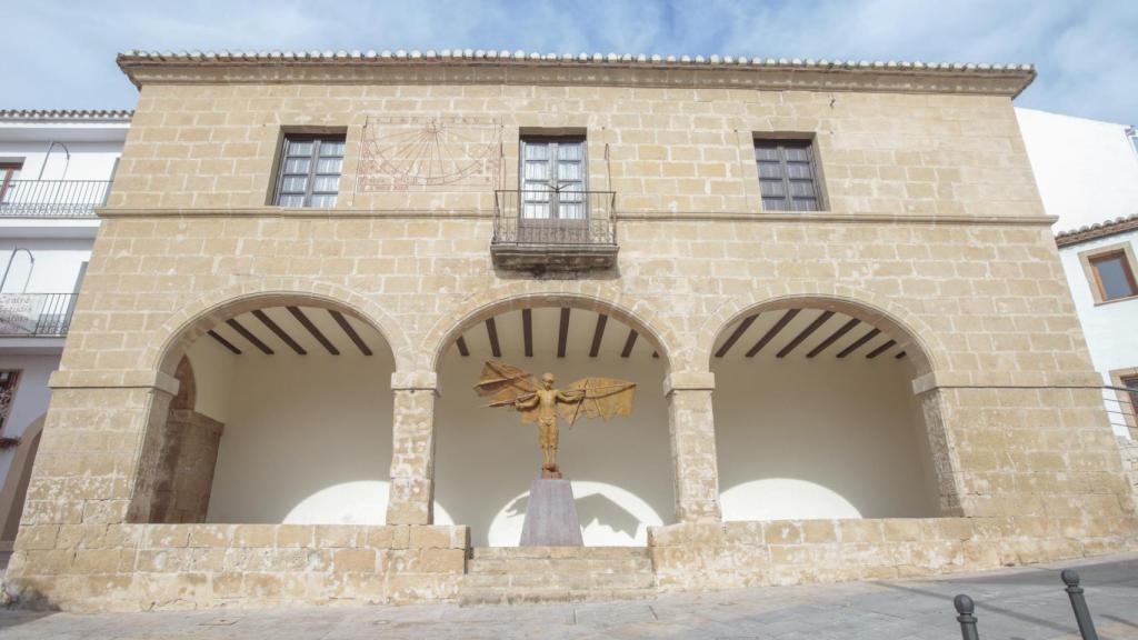 'Learning to fly', de Coderch & Malavia, en la plaza de Los Porches de Teulada Moraira.