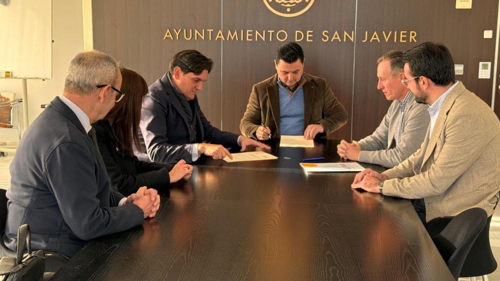 Firma del convenio entre el Ayuntamiento de San Javier y AMUSAL.